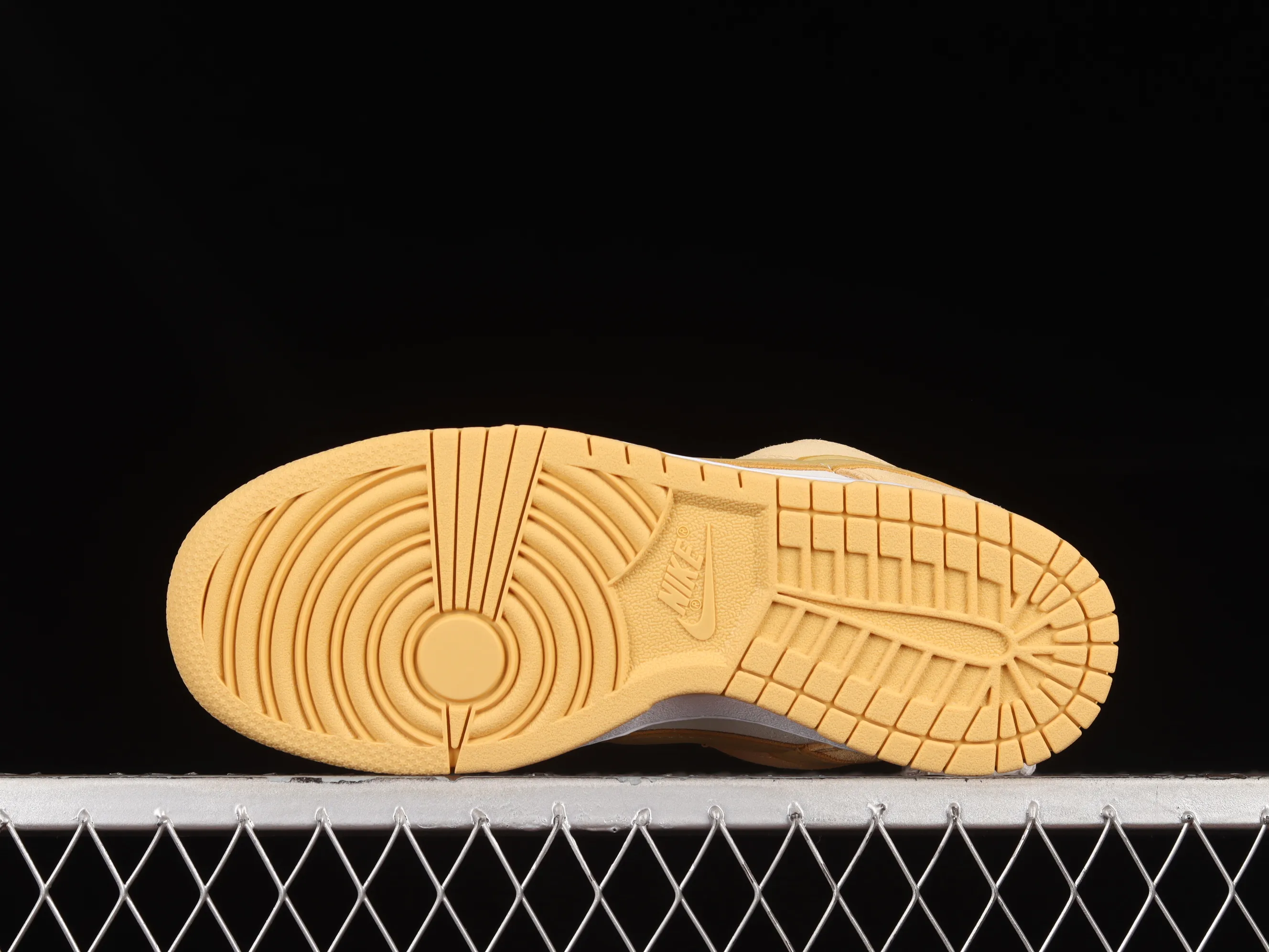 All categories Nk SB Dunk series Nk SB Dunk Low low-top sneakers Nk Dunk Low "Gold Suede" cheese pudding ice cream yellow and white SB low-top casual sports skateboard shoes DV7411-200